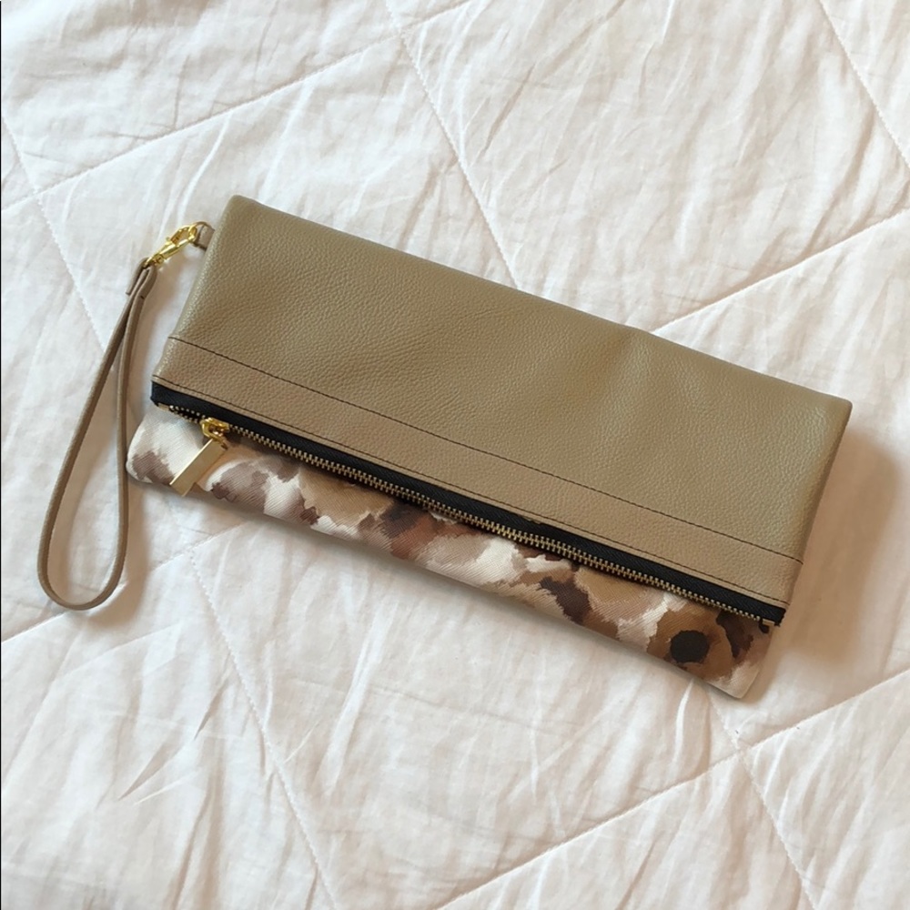Aeson tan/pattern clutch